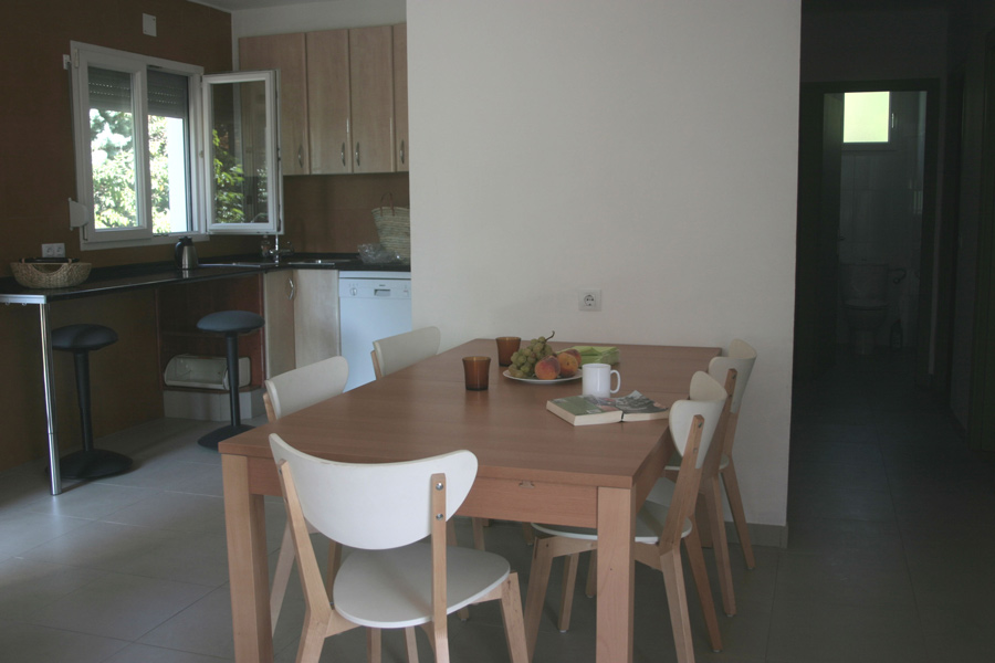 Keuken en eettafel in de woning Chopos